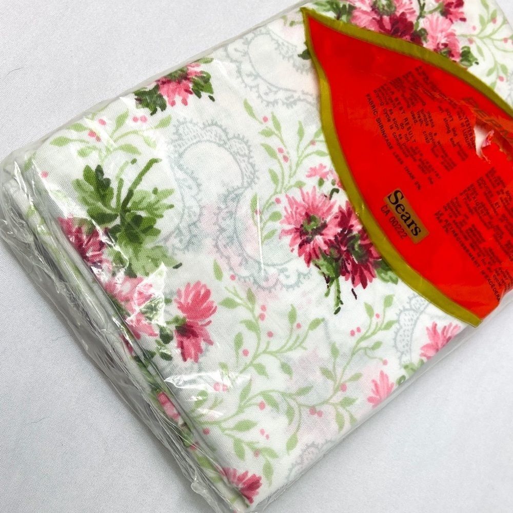Vintage Set of 2 English Country Cottage Floral Pillow Cases - Dead Stock